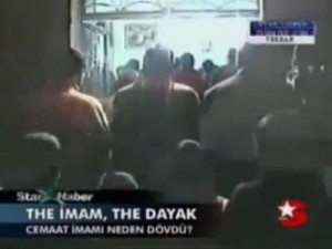 امام مسجد ركع 40 ركعة في الدقيقة اثناء صلاة التراويح فضربه المصلون وادخل المستشفى ..فيديو