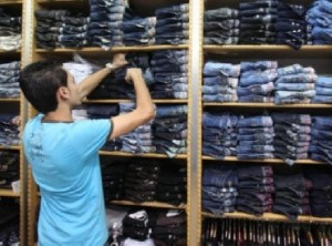 وزير المالية: لا نية لرفع الرسوم الجمركية على الالبسة المستوردة