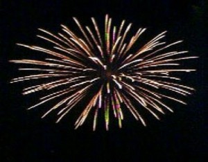 السجن و5 الاف دينار غرامة عقوبة بيع الالعاب النارية ومسدسات الخرز