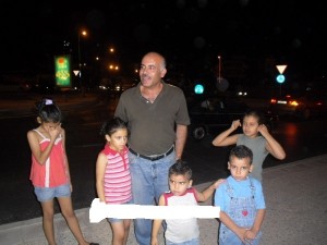 خمسة اطفال ووالدهم يعتصمون على الدوار الرابع للمطالبة بعودة والدتهم للمنزل