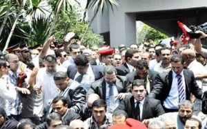 مصري يرشق رئيس وزراء بلاده بحذائه ويهرب