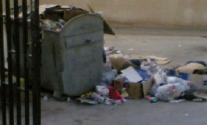 مواطنون في عنجره يغلقون الطريق الرئيسي احتجاجا على تراجع خدمات النظافة