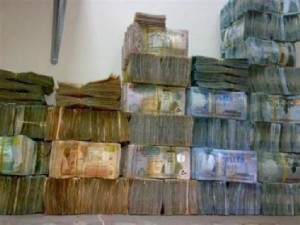 مواطنون..ترقب لحسم العيدية