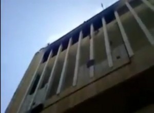 بالفيديو .. القاء جثث جنود من اسطح البنايات في حلب