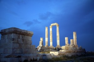 ﻋّﻣﺎن: ﻋﺷرات أﻏﻠﻘوا طرﯾق "اﻟﻘﻠﻌﺔ" ﻟﻣﻧﻊ اﺣﺗﻔﺎل