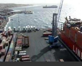 عمال "الموانئ" يضربون عن العمل