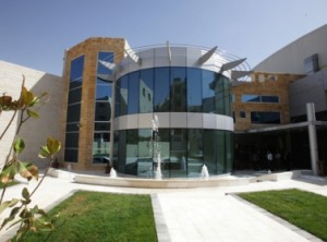 الحكومة تقر هيكلة رواتب موظفي الأمانة قريبا