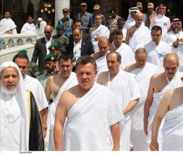 الملك يؤدي مناسك العمرة