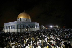 أكثر من 250 الف مصلي يحييون ليلة القدر في الأقصى