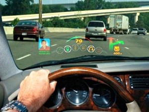 شركة تنتج زجاجاً للسيارات يعرض معلومات عن الطريق