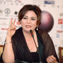 رجل دين لإلهام شاهين: كم واحد اعتلاك باسم الفن؟ ..فيديو