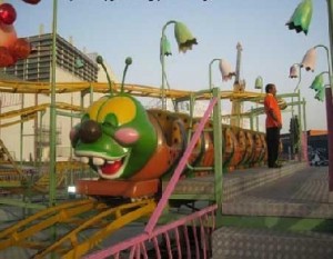 إصابة خمسة أشخاص اثر خروج لعبة عن مسارها في اربد