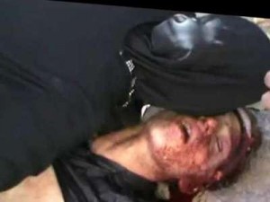 مسعفة سورية تصادف ابنها شهيداً ملقى على الأرض - فيديو