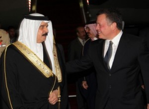 الملك يجري مباحثات مع عاهل البحرين .. صور