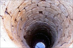 وفاة عامل مصري بصعقة كهربائية على طريق المطار