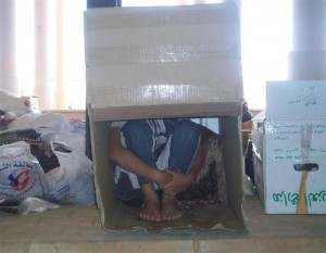 بالصور.. محاولة تهريب طفل بكرتونة الى الأردن