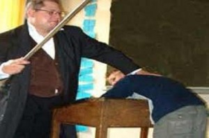 توقيف معلم اعتدى على طالب وتسبب بفقدان سمعه