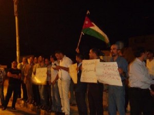 اعتصام مسائي بالكرك يدعو إلى مسيرات يومية