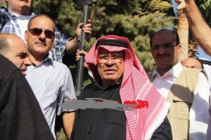 ﺿرب ﺷﺧﺻﯾن ﻗدﻣﺎ ﻟﻺﻋﺗﺻﺎم اﻣﺎم ﻣﻧزل اﻟرواﺑدة