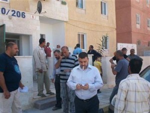 محتجون يقتحمون مكتب مؤسسة الإسكان في المستندة مهددين بإغلاقه بالسلاسل