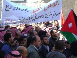 الدرك يطلق الغاز المدمع لتفريق محتجين عقب توقيف ناشِطَين في الكرك