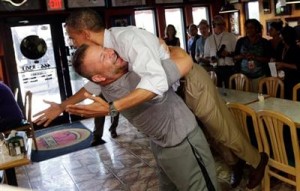 أوباما يستقبل "بالأحضان" في مطعم جمهوري ..فيديو