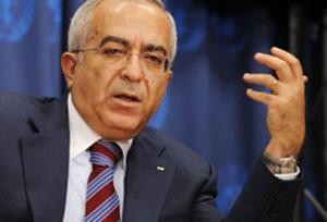 المتظاهرون بالضفه يرفعون الأحذية احتجاجا على خطاب فياض..فيديو