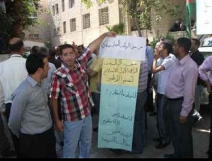 موظفو الأراضي يرفضون طلب وزير المالية ونواب وقف الإضراب