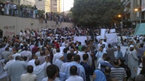 اقتحام سفارة أمريكا بمصر احتجاجا على الإساءة للنبي ورفع علم تنظيم القاعدة بدل الأميركي