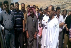 مصلون بوادي موسى ينتصرون للرسول ويدعون بمقاطعة البضائع الأمريكية وطرد سفيرها .