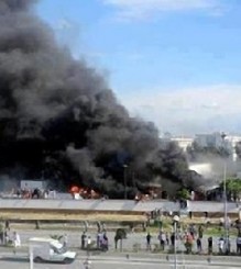 اقتحام السفارة الأمريكية في تونس والمتظاهرون يرفعون عليها «علم الجهاد».. فيديو