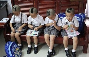 أم صينية تفرق بين أطفالها التوأم برسم أرقام على شعرهم