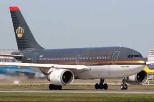 طائرة الملكية الاردنية تصتدم بأخرى بمطار طرابلس الدولي