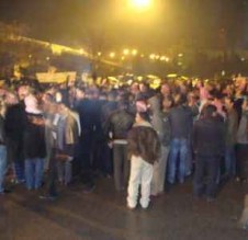 المئات من ابناء عشيرة عباد يحتشدون امام الدوار الثامن .. للمطالبه بالكشف عن قاتل ابنهم