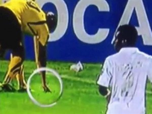 بالفيديو .." قنبلة " في مباراة الأهلي السعودي وسباهان الإيراني