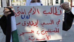 سوريون يروون معاناتهم في السجون