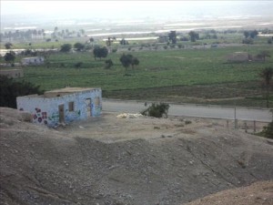 عائلة تعتدي على مصلى في غور المزرعة وتحوله إلى بقالة