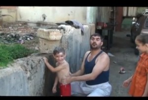 بالفيديو..مواطنون بالزرقاء يلجأون لمقر سلطة المياه للإستحمام بسبب انقطاع الماء