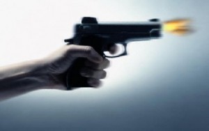 فتاة تقتل زوجة أبيها بعيارين ناريين