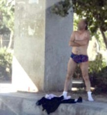 سائق يخلع ملابسه في صويلح احتجاجاً على مخالفة سير