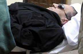 جمال مبارك يحرر محضراً لإخراج والده من السجن