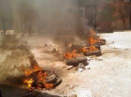 العشرات يغلقون شارع بيرين بسبب مقتل فتاة من عشيرتهم