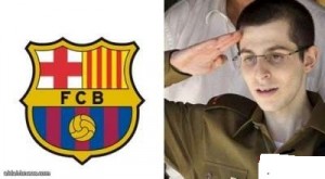 نادي برشلونة يوجه دعوة للجندي الإسرائيلي "شاليط" لتكريمه!
