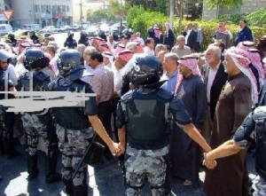 الدرك يمنع متقاعدي الفوسفات من إغلاق طريق نزول «العبدلي»