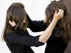 شجار بين مضيفتين يعيد طائرة الى المطار بعد اقلاعها