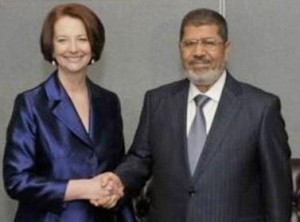 مصافحة مرسي للنساء تثير الجدل