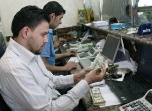 طلب قوي على الدينار في سوق الصرافة