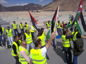 العقبة: فوضى وتكدس شاحنات وإغلاق طريق وادي اليتم