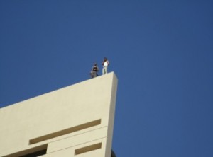 شابان يهددان بالانتحار من فوق مبنى في العقبة