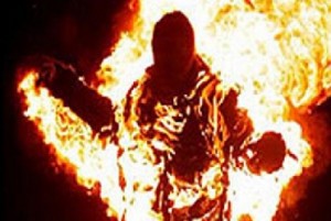 سيدة تحرق نفسها أمام منزل ذوي زوجها في العقبة